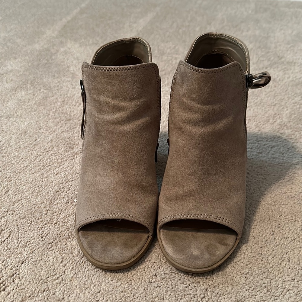 Taupe open toe ankle bootie. Size 7W